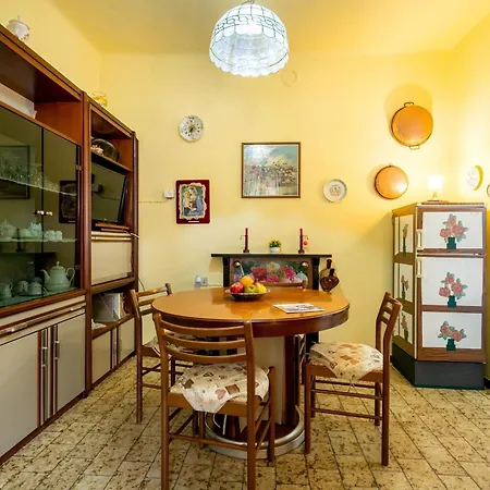 Apartment Sweet Honey By Halldis *
